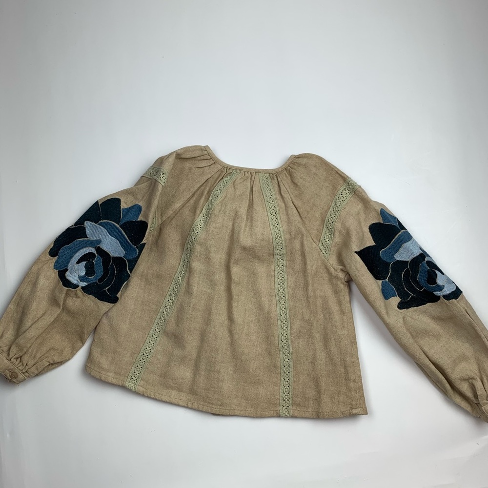 Beautiful Tuchinda top. - Picture 2 of 6
